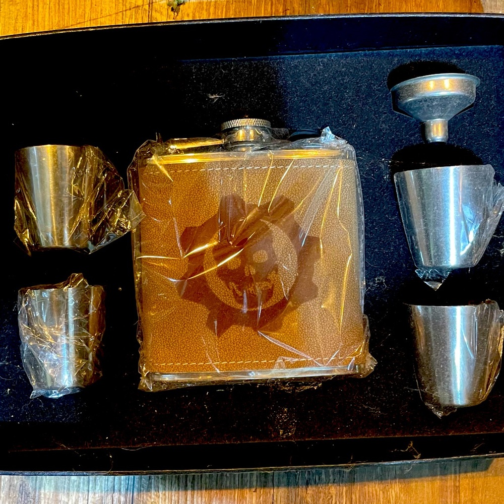 Gears of war flask set with box case